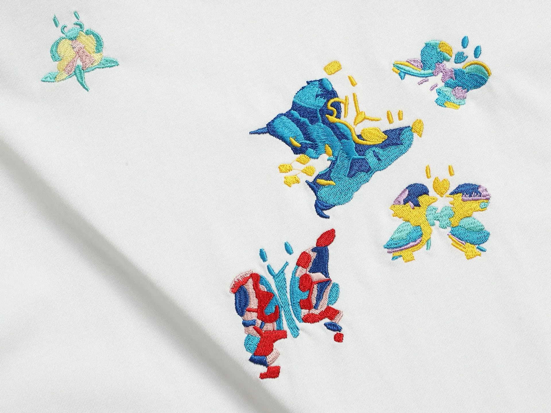 🅿️170 1v new autumn and winter butterfly pattern round neck short sleeves. This sweatshirt is made of densely woven suede cotton. Relying on brilliant colors and complex stitching, it is embroidered with butterfly patterns on the front and back, blooming with a kaleidoscope of dreamy scenery and delicate textures. Awesome fit, same style for men and women 𝙨𝙞𝙯𝙚: xs s m l